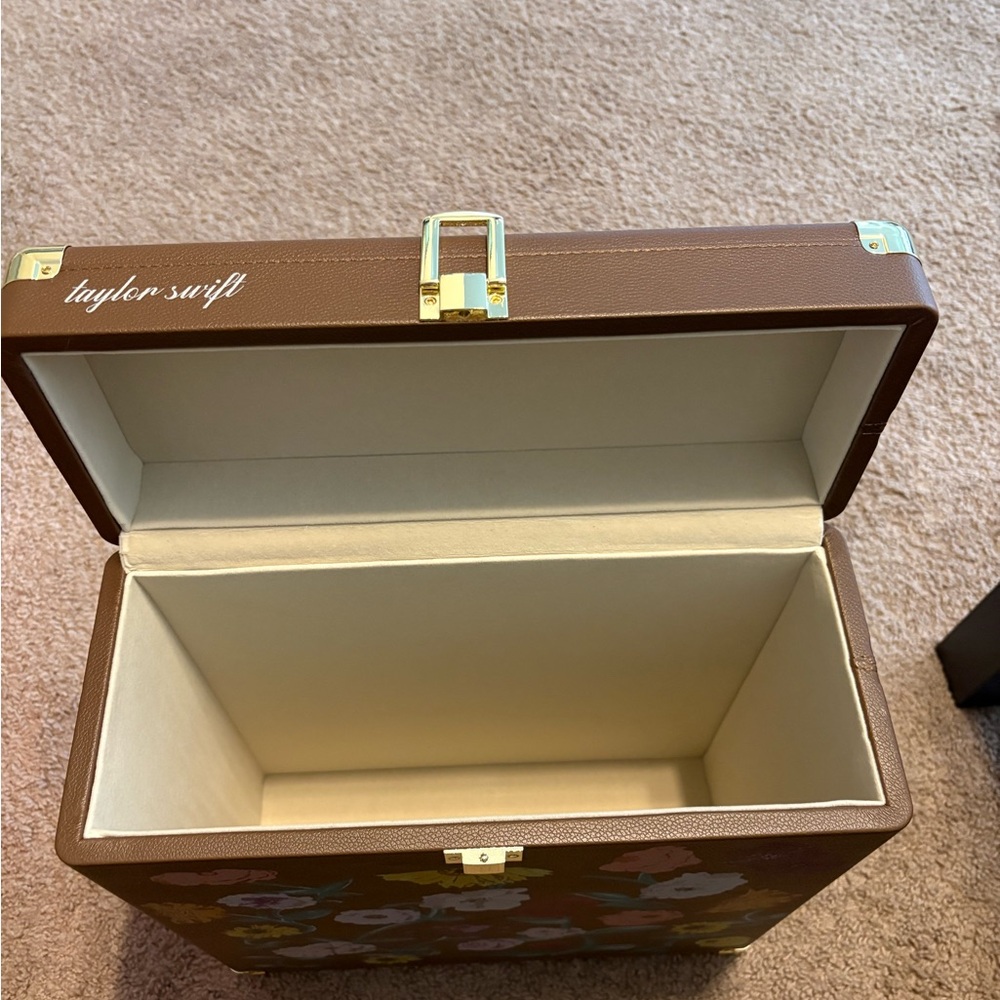 Taylor Swift Surprise Piano Vinyl Case - Picture 4 of 4